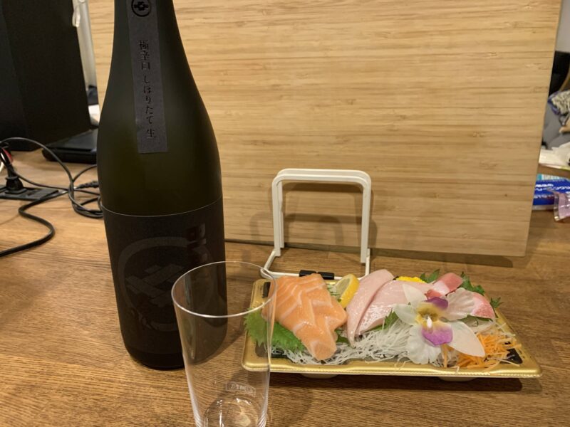 今代司ブラック見た目はクールだが熱燗で飲むのが美味い。純米酒は熱燗に限る